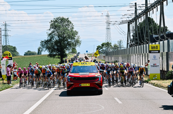 Lorena Wiebes receives Škoda Design trophy after winning Tour de France Femmes avec Zwift points classification
