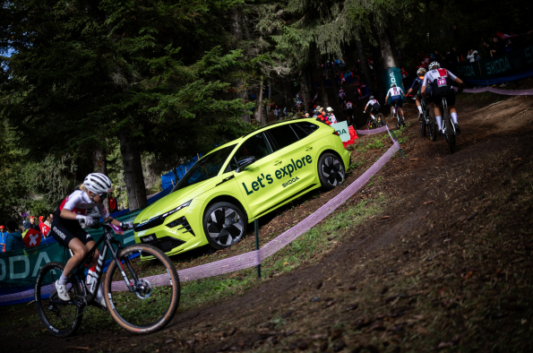 Škoda Auto is showcasing its full range of all-electric models – the new flagship Peaq, the Epiq SUV crossover, the Enyaq and the Elroq – along the courses and in the fan zones. The carmaker has also designed the ‘hot seat’ for the current downhill leader.